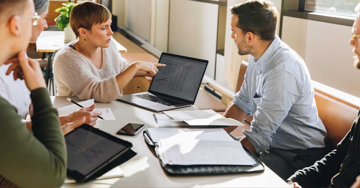 lustração representando o modelo de cobrança inteligente da Safe Ativos com canais digitais, apoio jurídico e relatórios mensais para recuperação de crédito.